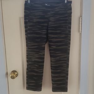 NWOT Old navy active capri leggings